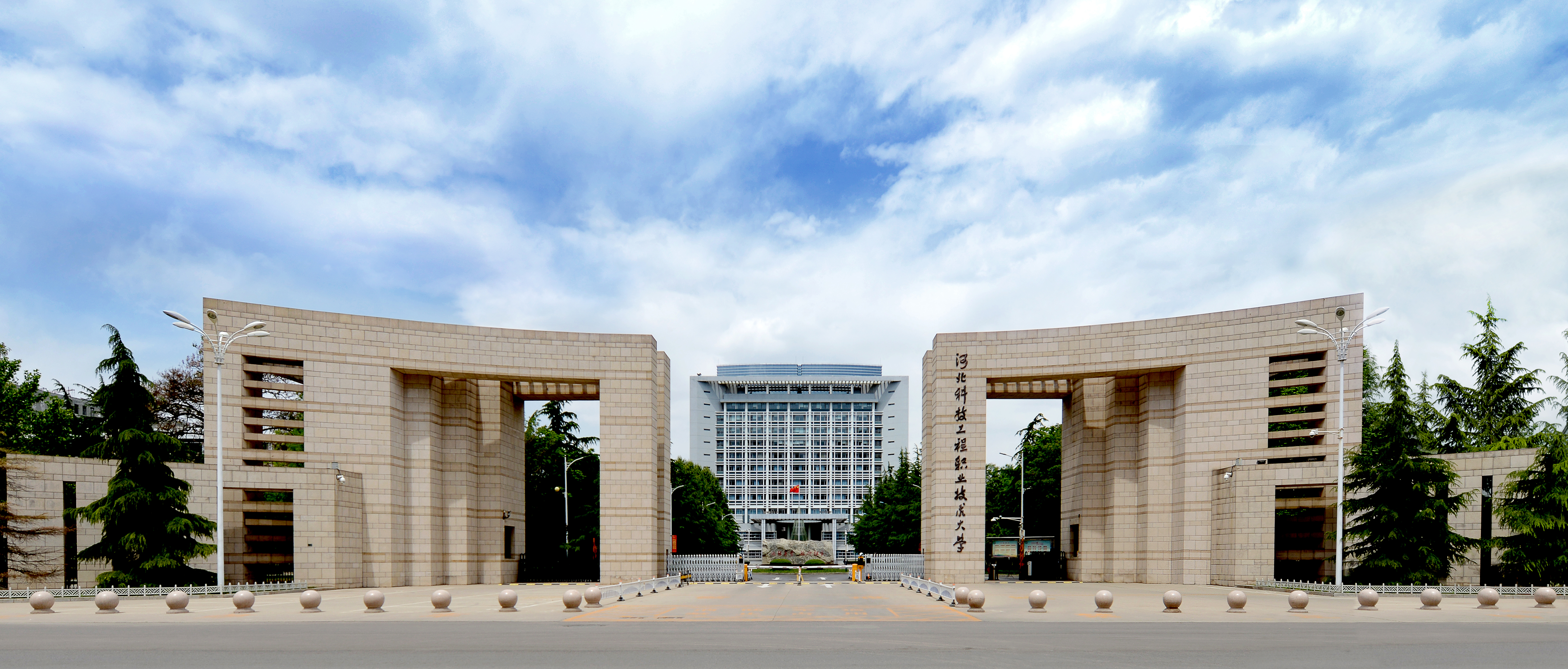 东校区南大门.jpg