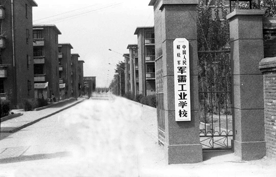 学校大门.jpg