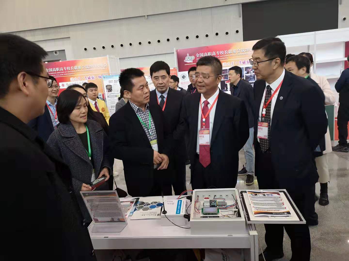 我系李鑫老师科研团队成果在校长联席会上成功展出.jpg